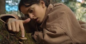 Watch Rosalía chop wood and build a fire in the “Delirio de Grandeza” video