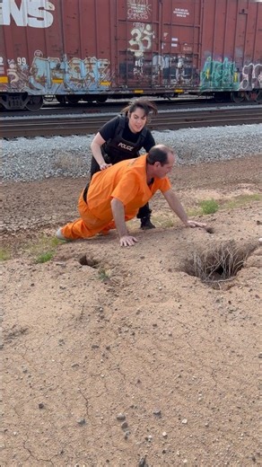 Cop pursues escaped prisoner👀