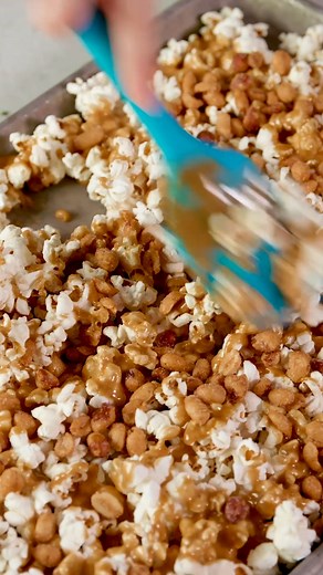 Sweet, crunchy, and coated in golden caramel. Honey roasted caramel corn is the snack that disappears fastest at holiday gatherings. https://thestayathomechef.com/amish-honey-roasted-caramel-corn/ | The Stay At Home Chef