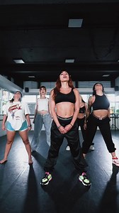 29K views · 735 reactions | O desafio foi lançado! Momentos depois de lançar “Funk Rave”, primeiro single do seu próximo álbum internacional, Anitta já liberou a dancinha da faixa no T1kT0k. Se vocês achavam #Envolver difícil, #FunkRave chegou para provar que a gente ainda não viu nada! Haja fôlego, @anitta! ‍ Quem aí já arrastou os móveis da sala para treinar? Só no passinho! (: @anitta) | Hugo Gloss | Facebook