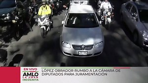 203K views · 1.4K reactions | En un auto del 2013, Andrés Manuel López Obrador bajó los vidrios y saludó a los ciudadanos que se acercaron hasta su casa antes de su toma de posesión en Ciudad de México. #PresidentedeMéxico | Univision Noticias | Facebook