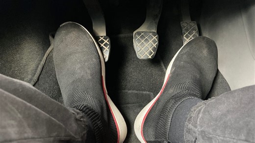 Pisar el embrague antes de arrancar: el gesto que ningún conductor debe olvidar