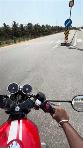 The best braking system? A perfectly matched downshift. 😎🏍️ Engine braking + Rev matching