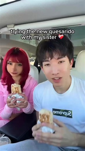 Comiendo y probando comida con mi hermana