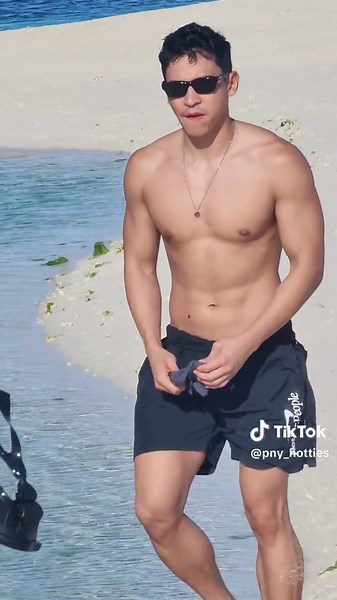 he's hot and??? #hunk #enchongdee #hotpinoy #hot #pinoy #abs #reveal #foryoupage #fyp #fypシ゚viral