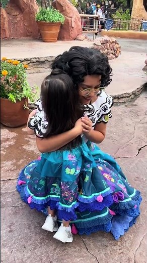 How adorable are these kids meeting Disney Characters in costume?