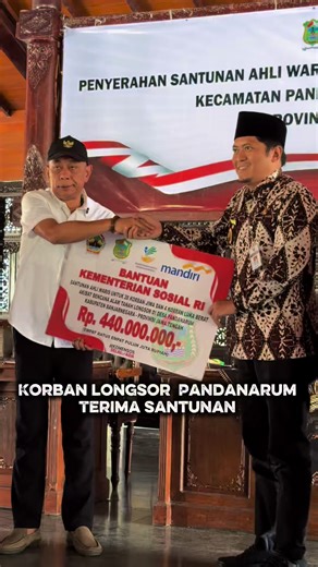 Menjelang Lebaran, Kementerian Sosial menyalurkan santunan bagi korban bencana tanah longsor di Desa Pandanarum, Banjarnegara. Total bantuan mencapai Rp 440 juta. Bantuan diberikan kepada ahli waris korban meninggal dunia masing-masing Rp 15 juta, sementara korban luka-luka mendapat Rp 5 juta. Bantuan ini diharapkan bisa meringankan beban keluarga korban sekaligus membantu proses pemulihan pascabencana. #banjarnegara #pandanarum #korbanlongsor #kemensos #fypage @amaliadesiana @GusWakhid.Channel