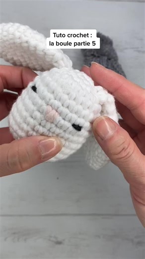 Tuto au crochet pour débutant : On fait une boule ensemble partie 5. On va alterner 3 mailles serrées et une augmentation x 6 = 30 mailles à la fin du rang. Abonnez vous pour voir le dernier rang d’augmentations 😘 #crochet #tutocrochet #amigurumi #tutorielcrochet #commentfaire #howto