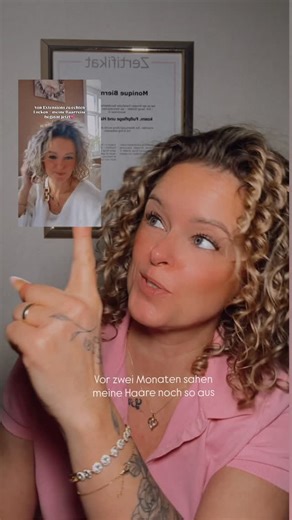 Monique Rabenstein on Instagram: "Vor 2 Monaten noch Extensions. Heute: meine Natur-Locken 🌿✨ Keine Chemie. Kein „Wundermittel“. Sondern pflanzliche Unterstützung von innen heraus: Biotin, Kollagen & bewusste Pflege. Dieses Video ist für alle, die glauben, dass ihre Haare „nicht mehr können“. 👉 Schreib „HAARE“ in die Kommentare und ich erkläre dir genau, wie Haarwachstum natürlich funktionieren kann 🌸 Folge gern für mehr Inspirationen @monique__marketing"