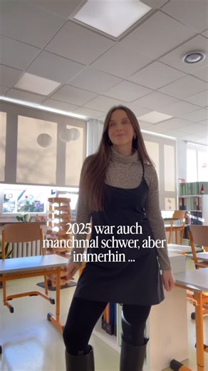 Frau Ebi 🌼 on Instagram: "… habe ich mir keinen Labubu gekauft 🧸 … habe ich meinen SuS erlaubt, flexibel zu arbeiten 🪑 … ist 67 nicht in meinem täglichen Sprachgebrauch 👐🏼 … habe ich den halben Punkt in dem Test noch gefunden 📄 … ist der Fehler in meinem Lösungsblatt den SuS aufgefallen 📍 … habe ich einen „unendlich massieren“- Gutschein von meinen SuS bekommen 💆‍♀️ #lehrerin#schuleandersdenken#churermodell"