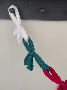 Crochet Christmas Bow Garland: Red, Green, White Holiday Banner - Etsy