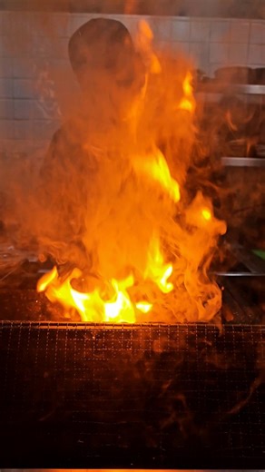 𝗖𝗵𝘂𝗯𝗯𝘆 𝗥𝗮𝗻𝗴𝗲𝗿𝘀🌈 on Instagram: "@sotthep.bangkok เป็นร้านที่ไม่ว่าจะกลับมากี่ครั้งก็ยังรู้สึกตื่นเต้นทุกครั้งที่อาหารเสิร์ฟ ทำให้อาหารไทยดูสนุกขึ้น ด้วยการตีความใหม่และใส่ลูกเล่นที่ไม่ซ้ำใคร การผสมผสานกลิ่นอายเกาหลีเข้ากับรสชาติไทยทำออกมาได้อย่างลงตัว แต่ละเมนูมีคาแรกเตอร์ชัด รสมือเชฟชัด และให้รสสัมผัสที่แปลกใหม่แบบไม่เคยเจอมาก่อน เป็นร้านที่กินแล้วรู้เลยว่า “ตั้งใจทำ” และอยากกลับมาอีกเรื่อยๆ ใครกำลังมองหาร้านอาหารไทยที่มีลูกเล่นใหม่ๆ ร้านนี้บอกเลยว่าควรมาโดนสักครั้งครับ 🤍🔥 Line u