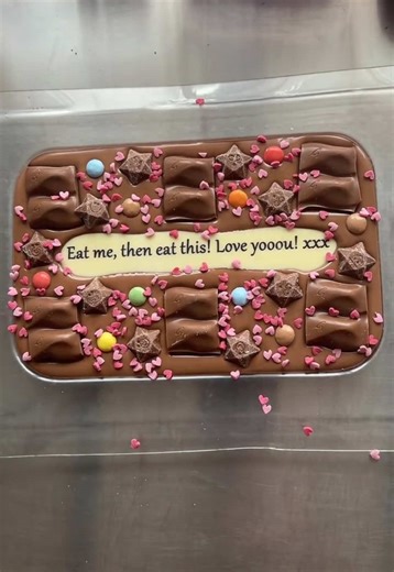 🩷😛 #personalisedchocolate #valentineschocolates #chocolateslab #foodbible #tiktokviral