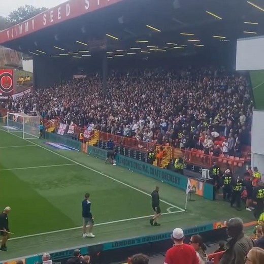Police is vigilant. 3000 Millwall Hooligans just arrived on Charlton Stadium in East London 🦁 🍺 ⚽ 📢