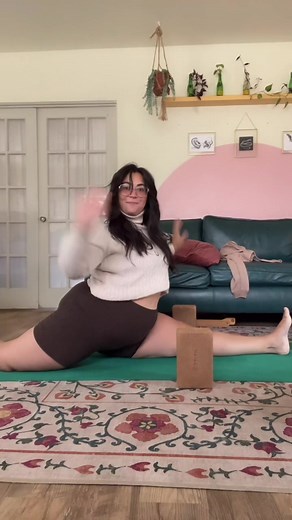 #stitch with @lizzo splits are fun! #splits #flexibility #mobility #yogaprops #plussizeyoga