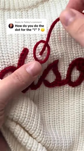 Anna | Hand-Embroidery on Instagram: "I love doing chain stitches for my i’s. I find they match more than say a French or colonial knot. The width is the same and it feels more balanced, when I’m doing a chain stitch name that is! Another silly thing I learned early on was to do the chain stitch separate of the rest of the name. And my reason is 2-fold. 1. I’ve had dozens of customers look at the finished product and go “I’m so sorry can we do a flower instead of the dot”. And if I had incorpora