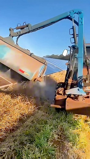 Nosso #LSTractor U60 em ação com implemento da Solaris especialmente desenvolvido para limpeza de placas de energia ☀️💪🏼.#agro #lstractorbr | LS Tractor