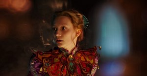 Mia Wasikowska jako Alicja w szpitalu psychiatrycznym. Jest zwiastun "Alicji po drugiej stronie lustra"