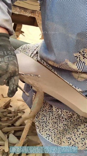 전통 건축의 복원: 청와 사면용 토기 부재의 수작업 제조