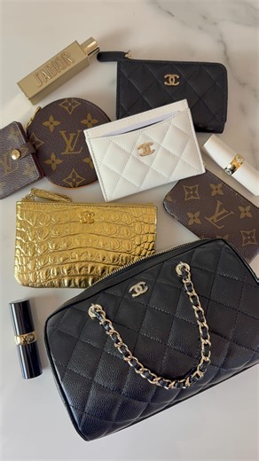 ⚜️Minnie⚜️ | Chanel “Speedy” WIMB 🖤 Going strapless with this beauty today! This fits a crazy amount right? Talk about small but mighty! 🙌🏻 Since it has... | Instagram