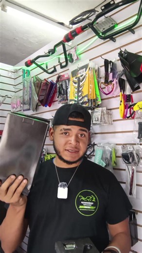 😎 ¡Hey raza! Mirá, hoy te traigo los cubre manesillas estilo fibra de carbón. 🔥 Dale un look más deportivo y llamativo a tu moto con este accesorio. 🔧 Incluye todo su kit para instalación. 🔥 Ya tenemos pocas unidades disponibles. 📩 Escribinos y pedí el tuyo ahora. 📦 Envíos a nivel nacional 📍 100 metros abajo del Mall Premier, contiguo a Barbería Lagos 📲 WhatsApp: 3321-8849 Inversiones Hernández. El mejor aliado para ti y tu motocicleta. #cubremanesillademoto #accesoriosdemotos #motostuni