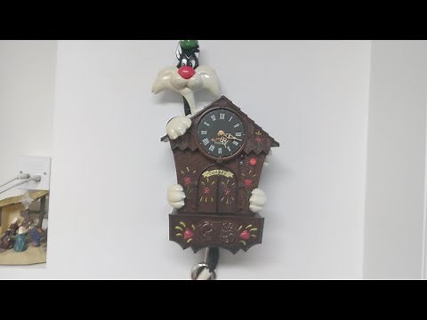 Warner Bros Animated Sylvester and Tweety cuckoo Clock