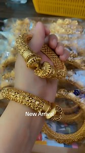 Rajwardi openable kangan❤️ details or order on what’s app number 03124222669 #bridaljewelry #indianjewelry #asianjewelry #indian #shaadi #fashion #goldandpearls #modernjewelry #indianfashionijewelry #traditionaljewelry #earrings #jhumkas #necklace #choker #mala #bracelet #mirrorkundan #meenakari #karachi #fershikundan #fershijewelry #fershimala #jewelleryphotography #igjewelry | Signature Jewellery by Ayesha