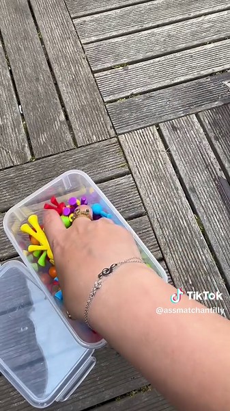 Activite pour enfant : tri de couleurs sans l’eau #assmat #activiteenfant #montessori #activites #maman #education #couleurs #activitépourenfant #nounou #assistantematernelle