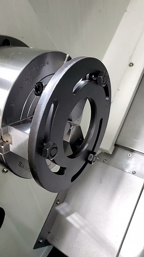 CNC 선반 가공 하이록 이용해서 소프트죠 내경을 10mm 엔드밀로 천천히 가공. 타이밍 풀리 재료를 클램프하기 위해 소프트죠 내경 가공.
