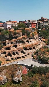 CALABRIA Un patrimonio di grotte antichissime formato da circa 50 cavità, risalenti a oltre 6.000 anni fa. 🌍 Questi insediamenti rupestri, abitati prima in epoca paleolitica e poi neolitica, presentano cavità alte fino a quattro metri e larghe fino a sette, configurando veri e propri spazi abitativi costruiti da una stessa civiltà preistorica in diverse zone del Mediterraneo. Analogie con Matera, Casabona, Massafra, Petilia e Zungri mostrano come l’uso di insediamenti ipogei fosse una scelta co