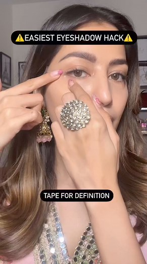 EASIEST EYESHADOW HACK USING FINGERS ONLY ⚠️ Palette used : @typsybeauty WINE palette ❣️ @reneeofficial kajal @officialswissbeauty gel eyeliner Created this stunning pink shimmery eye look using my fingers only! It’s the easiest no fuss eye makeup look for at festival, wedding or party🤩 Save this video for the next time you’re in a hurry and don’t have enough time to glam up! 🪄 [ Shimmert Eye, Pink Eye Look, Eye Makeup, Glam Makeup, Eyeshadow Hack, Rose Gold Makeup ] Credit: @bigbat_beauty_ #m