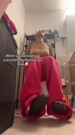 girl pooping 5