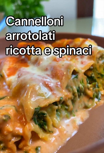 Cannelloni arrotolati ricotta e spinaci 🌱😍 . Ingredienti 💬 Sfoglie sottili per lasagne 250 gr Spinaci surgelati 600 gr Passata di pomodoro 500 gr Olio EVO Aglio 2 spicchi Basilico Fresco Sale e pepe Noce moscata Besciamella 500 gr Latte caldo 1 bicchiere Ricotta 500 gr Uovo 1 Parmigiano grattugiato 60 gr qb per spolverare . Procedimento completo 👉 in bio . #moltofood #ricetta #cannelloni #ricotta #spinaci @Margherita Catalani