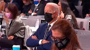 Video: Biden se quedó dormido en cumbre por el clima y tuvieron que despertarlo