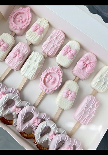 Coquette theme cakesicles and pretzels 🎀💗 Design inspo:@xosimplysweeet #siliconemolds #coquettetheme #cakesicles #chocolatecoveredtreats #treatmaker