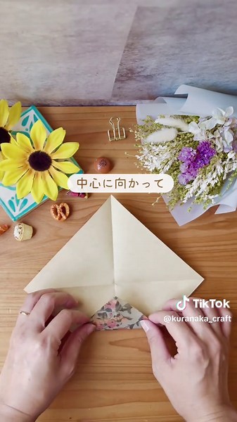 おりがみフォトスタンドの作り方詳細はこちら˖* ⋈ 【材料】 ☑︎折り紙 ☑︎写真（7cm四方にカットしておく） ☑︎シール（なくてもOK） 【使った道具】 ☑︎ハサミ（写真を切る用に） 不明点があればお気軽にDMやコメントください💌 ୨୧﹉﹉﹉﹉﹉﹉﹉﹉ @kuranaka_craft ペーパーアート歴20年以上のくらなかです :) なんでもないものを、忘れられない贈り物にして 大切なあの人の喜ぶ顔が見れる 不器用でも、自慢のママになれる 一目おかれるラッピングアイデア発信中 ﹉﹉﹉﹉﹉﹉﹉﹉୨୧ #セリアdiy #ダイソーdiy #父の日#手作りキーホルダー #折り紙