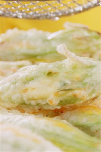 Crispy zucchini flowers in light fizzy batter