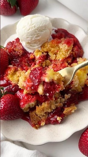 Strawberry Cheesecake Dump Cake Recipe #dumpcake #strawberrycake