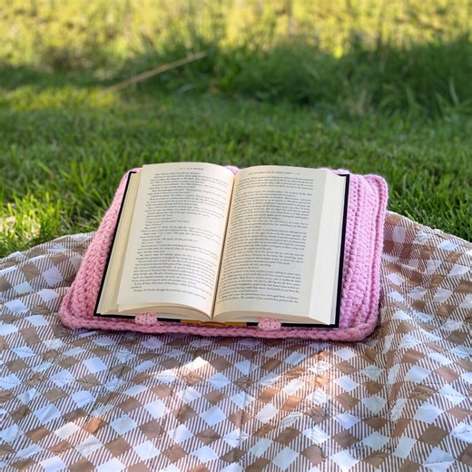 Crochet Reading Pillow Pattern PDF: Book Cushion, Hands Free Reading, Easy to Follow Pattern - Etsy
