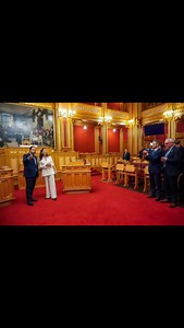 Machado en el Parlamento noruego: "el mundo está con nosotros" La Nobel de la Paz María Corina Machado visitó este jueves tras llegar a Oslo el Parlamento noruego (Storting), donde afirmó que el mundo apoya a la oposición venezolana y que espera regresar pronto a su país para compartir el Nobel con sus compatriotas. "El mundo está con nosotros y no estamos solos. Este es un momento definitorio", declaró a los medios de acuerdo con la agencia noruega NTB tras ser recibida con un abrazo por el pre