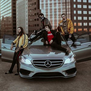 テクニカル・インスト・バンド POLYPHIA、エレクトロニカ・アーティスト Lewis Grantゲスト参加の新曲「Look But Don't Touch」MV公開！