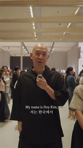 What’s your favourite artwork at Frieze Seoul? 🇰🇷✨ We took a walk through the fair to find out which pieces stood out this year. From discoveries in Focus Asia to historical highlights in Frieze Masters and standout presentations in the Main Galleries section, each corner of COEX offered something new to love. Thanks to Doy Kim (@tattooist_doy), Pahparn Sirima (@pahparnsirima) & Chrissie Langkulsen (@chrissie.langkulsen) of @groundcontrolth, Tuck Muntarbhorn (@tuckbkk) Hit the link in bio to r