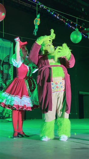 Nuestro Domingo Chill se llenó de risas y espíritu navideño con “El Grinch que se robó la Navidad”. Una obra de teatro que reunió a familias para disfrutar, reír y compartir momentos agradables en un ambiente lleno de alegría y convivencia. Gracias a todas y todos los que nos acompañaron y hicieron de esta tarde un recuerdo especial en el Bosque Urbano La Sauceda. 🎭✨ #DomingoChill #RescatamosLaSauceda #TierraDeOportunidades | Bosque Urbano La Sauceda