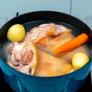 225K views · 1.8K reactions | J'ai appris à tous mes amis comment préparer la collation la plus délicieuse ! Ingredientes: jarret de porc: 2 pc eau: 3 l carotte: 1 pc oignon: 2 pc sel: 15 g graines de poivre noir: 7 g feuilles de laurier: 7 g cornichons marinés: 100 g persil: 7 g | Cookrate - France | Facebook