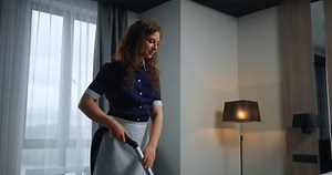 「ハウスキーピングサービス、プロフェッショナルメイド清掃ホテルルーム、ヤングアダルトウーマンホバリングフロア」の動画素材（ロイヤリティフリー）3527028611 | Shutterstock