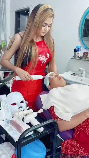 Facial Treatment Techniques at a Skincare Clinic