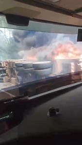 70K views · 881 reactions | CAMINHÃO TOMBA NA ANCHIETA E PEGA FOG0 Caminhão tombou e pegou f0go, agora na descida da Serra, KM 43. Ainda nao há informações do motorista. | VIVA ABC | Facebook