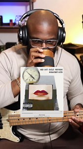 It's all about the placement!🧠🔥 Flea takes a simple interval and makes it sing by jumping registers. This groove? Instant identity. ✅Try it on your next line: play it high, then drop it low. 🎧 Save this tip & tag a bassist who needs to hear it! #BassNation #LearnBass #BassLessons #BassGuitar | Daric's Bass Lessons