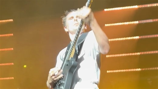 11K views · 545 reactions | Bon elle n'est (pour le moment) pas revenue dans les set des festivals du coup, on vous met le multicam d'Assassin (GOB edit) jouée le 1er soir à l'Apollo ! La semaine prochaine vous pourrez retrouver un multicam d'1h avec les raretés jouées lors des 2 concerts à l'Apollo. On vous met les paroles du GOB edit : They'll try to steal your life So watch your back You're not alone But you must actualise The first attack | Muse France | Facebook