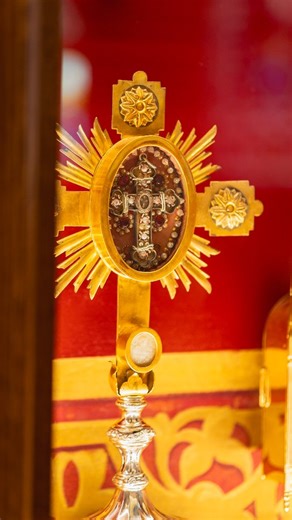 Damian | Catholic Filmmaker, Photographer ✝️ on Instagram: "In the Catholic Church, relics are physical objects connected to a saint or a holy person. They are venerated—not worshipped—because they remind the faithful of God’s grace working through that saint’s life. Relics are traditionally divided into three classes, based on their closeness to the saint. 1st Class Relics — “Ex Corpore” (From the Body) Definition: Relics that come directly from the physical body of a saint. Examples: A piece o